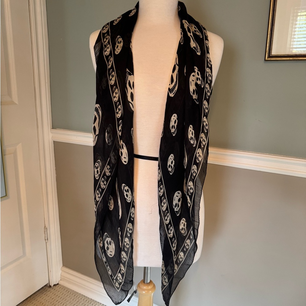 VINTAGE MCQUEEN - Classic Black & White Skull Scarf